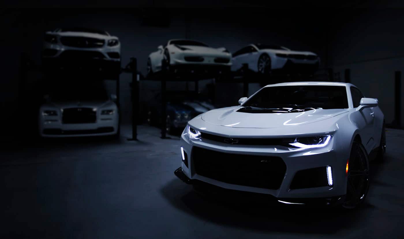 Imagem editorial de uma linha de produção automóvel.