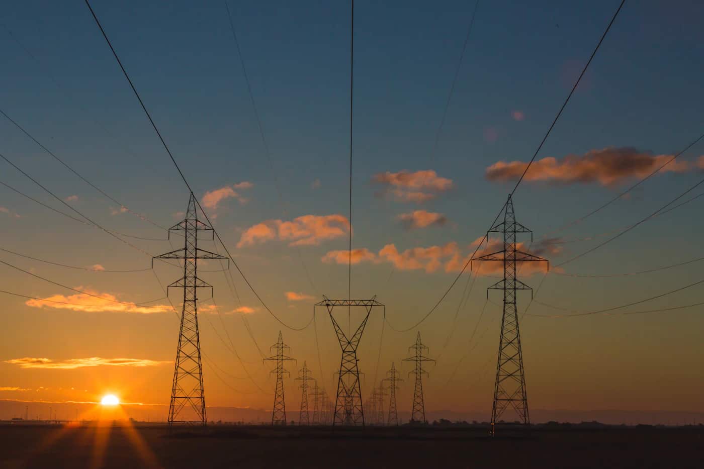Imagem editorial sobre energia, indústria e custos de eletricidade.