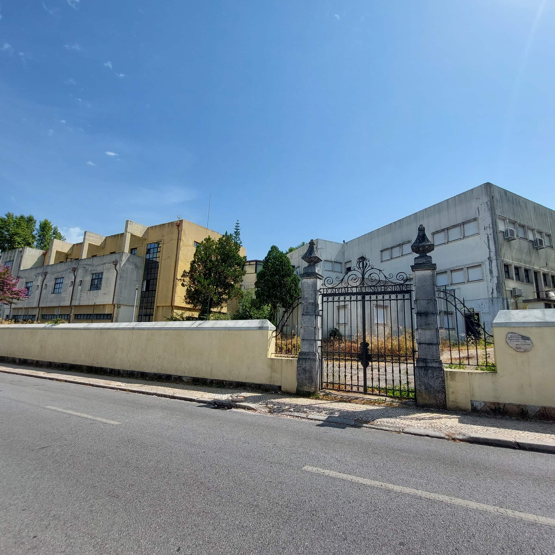 Imagem de arquivo de edifícios do Centro Hospitalar e Universitário de Coimbra, fotografados em 2025.