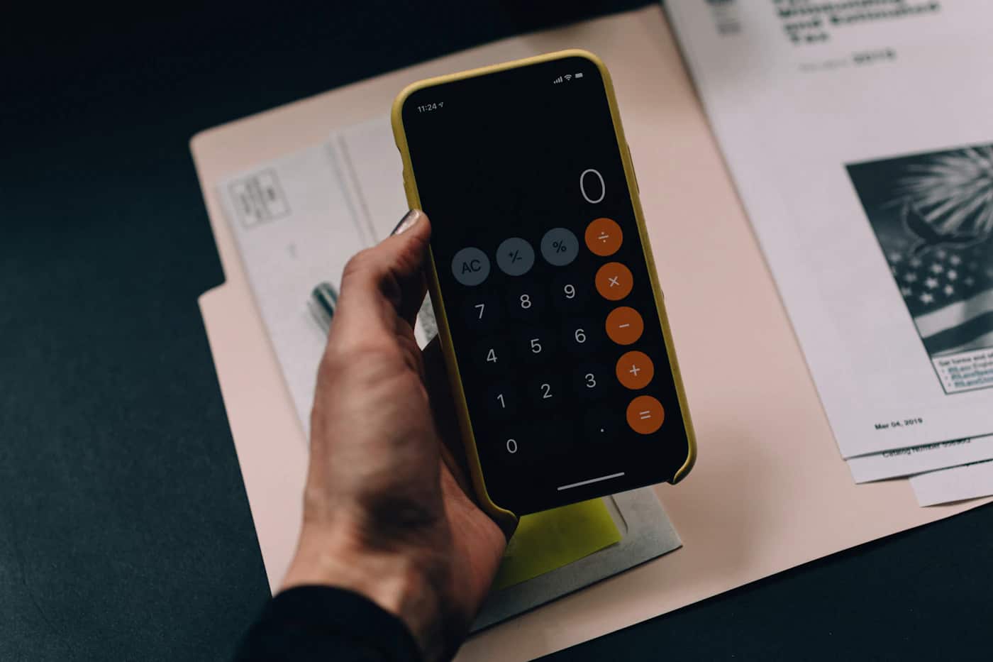 Documentos e calculadora numa mesa, imagem contextual para apoios sociais.