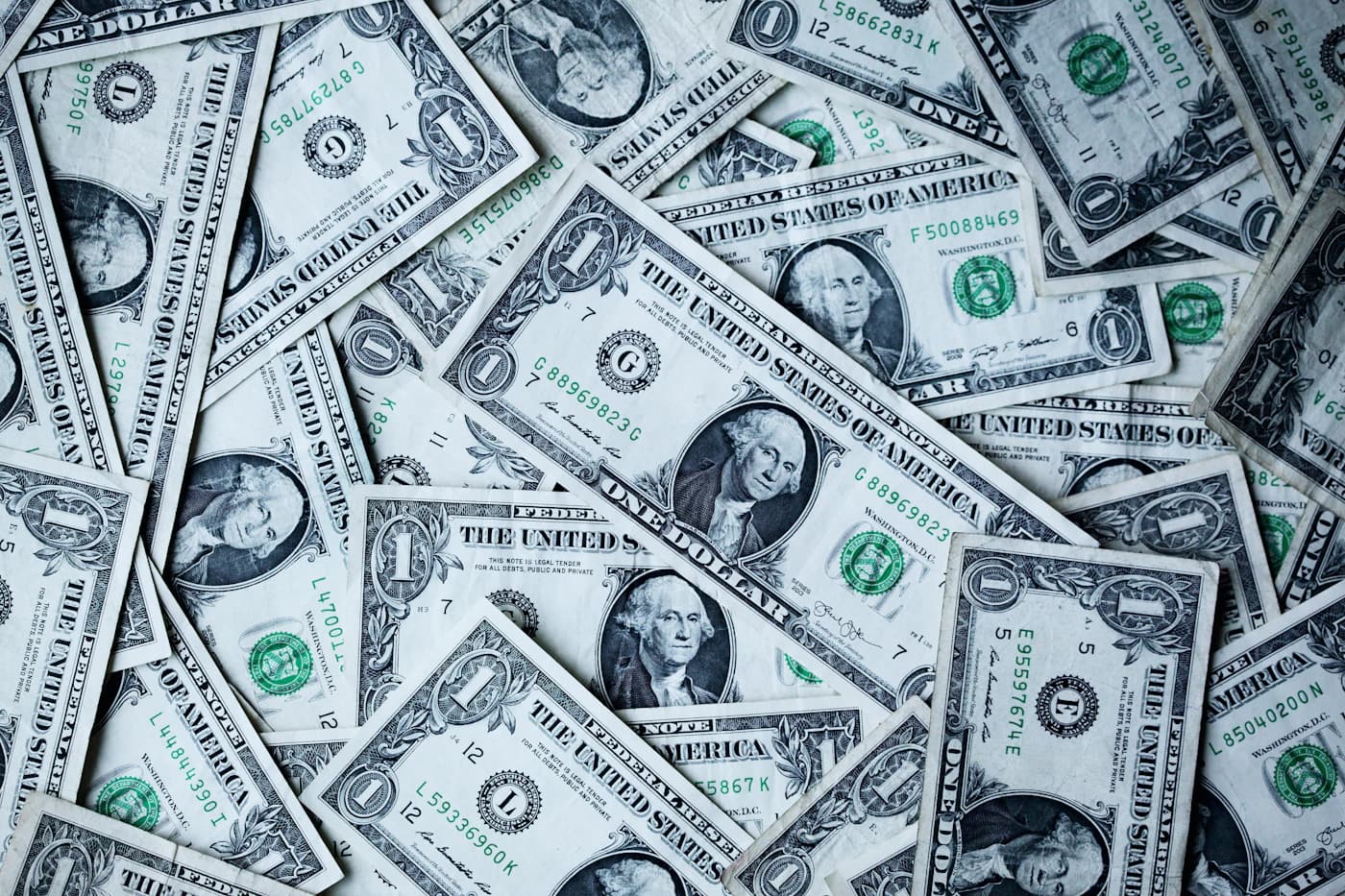 Edifícios de escritórios numa cidade, imagem contextual sobre economia e finanças públicas.
