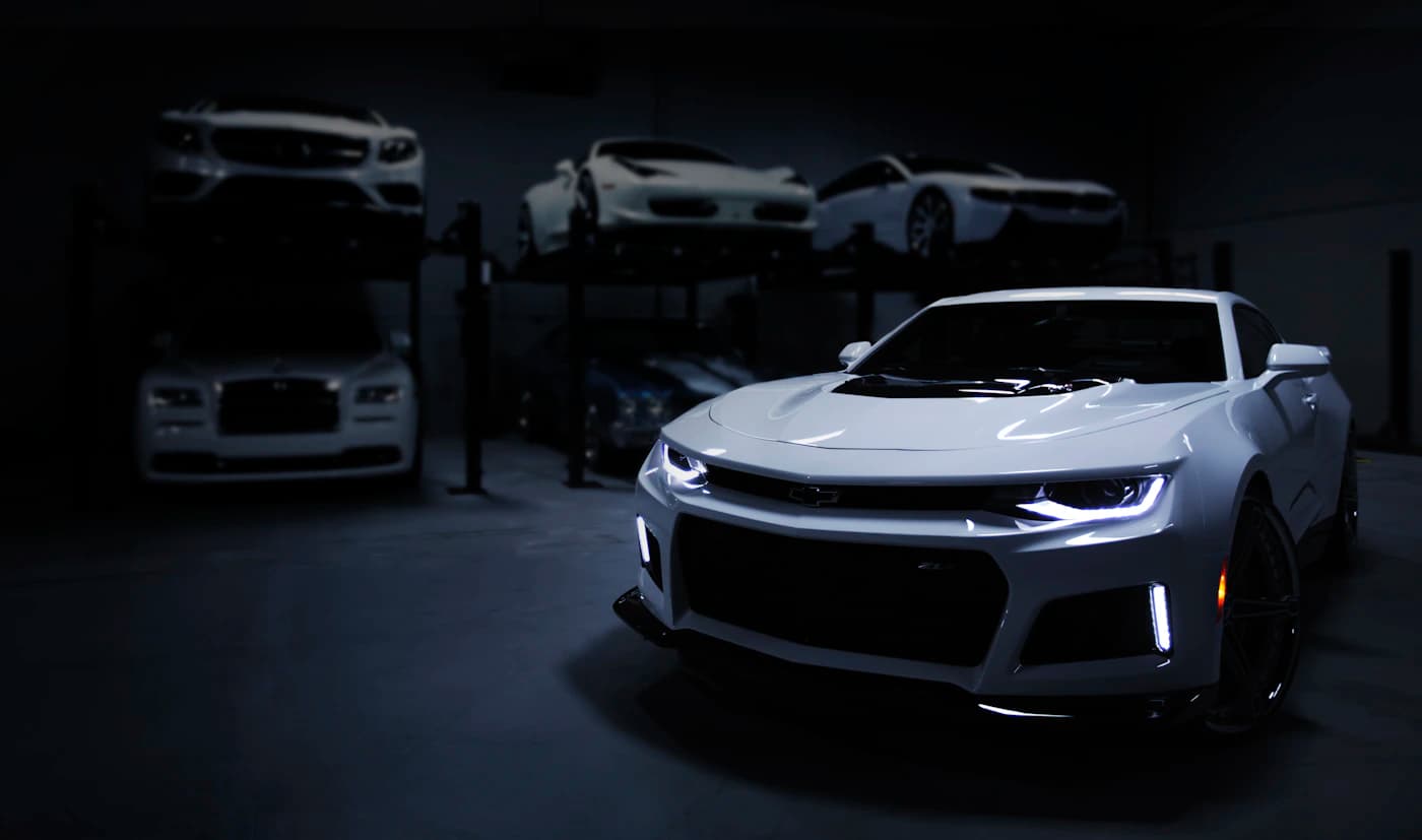 Imagem editorial de uma linha de produção automóvel.