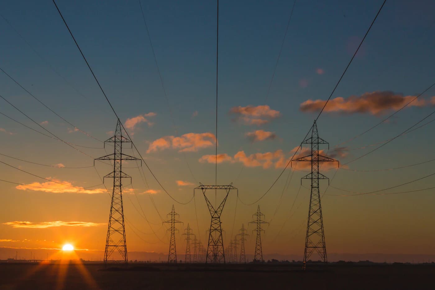 Imagem editorial sobre energia, indústria e custos de eletricidade.