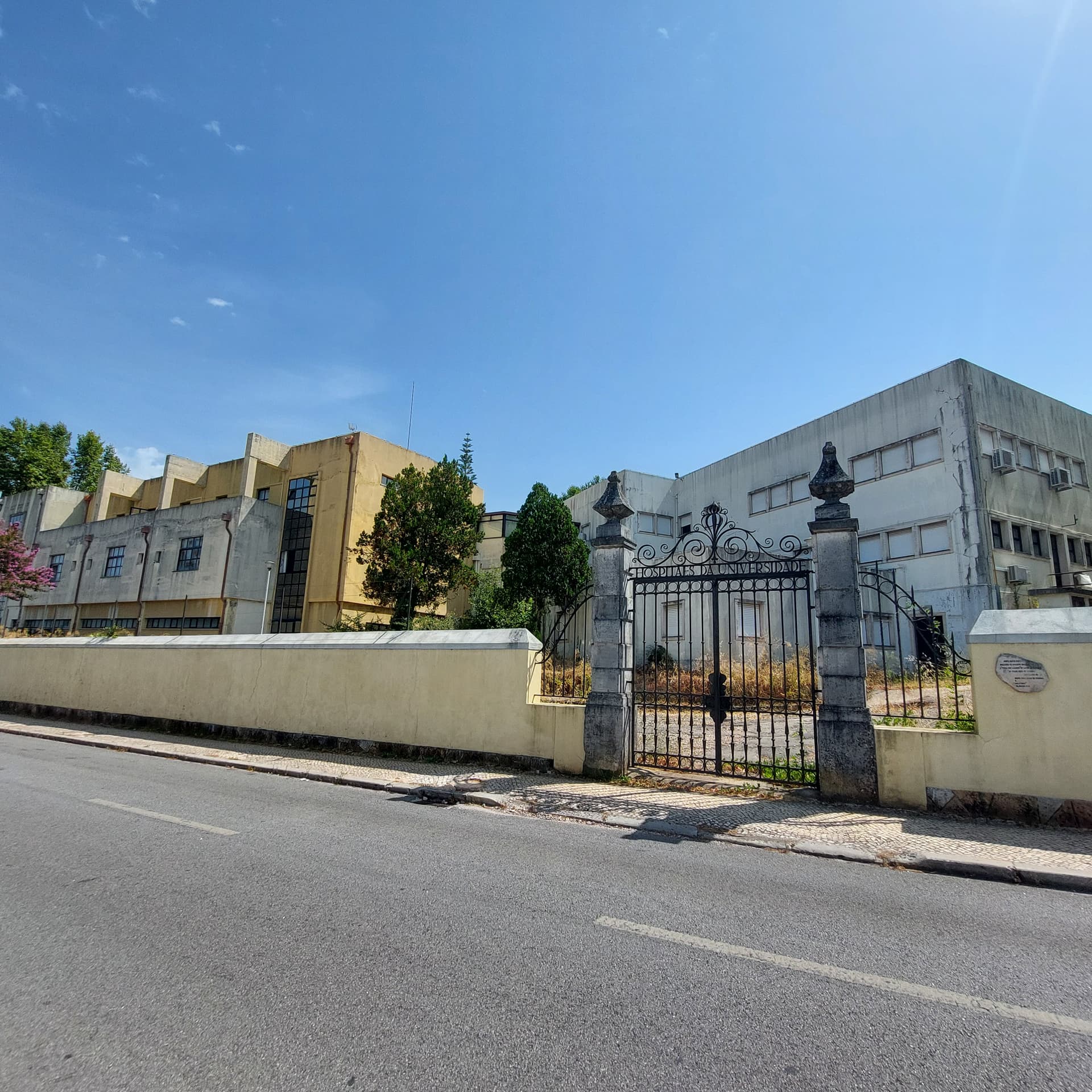 Imagem de arquivo de edifícios do Centro Hospitalar e Universitário de Coimbra, fotografados em 2025.