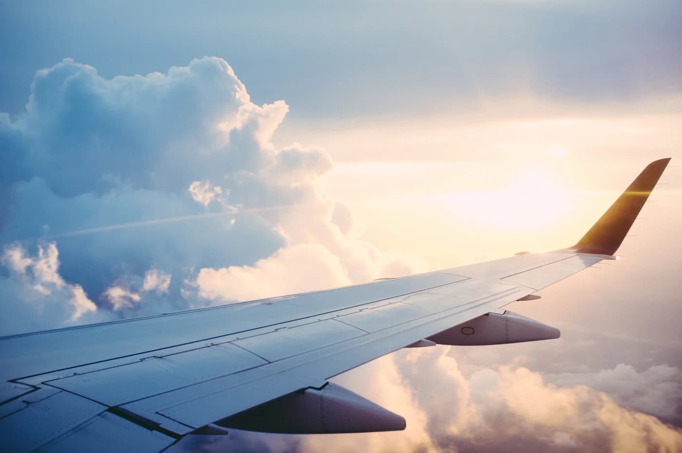 Avião em aproximação a uma pista, imagem contextual sobre planeamento aeroportuário.