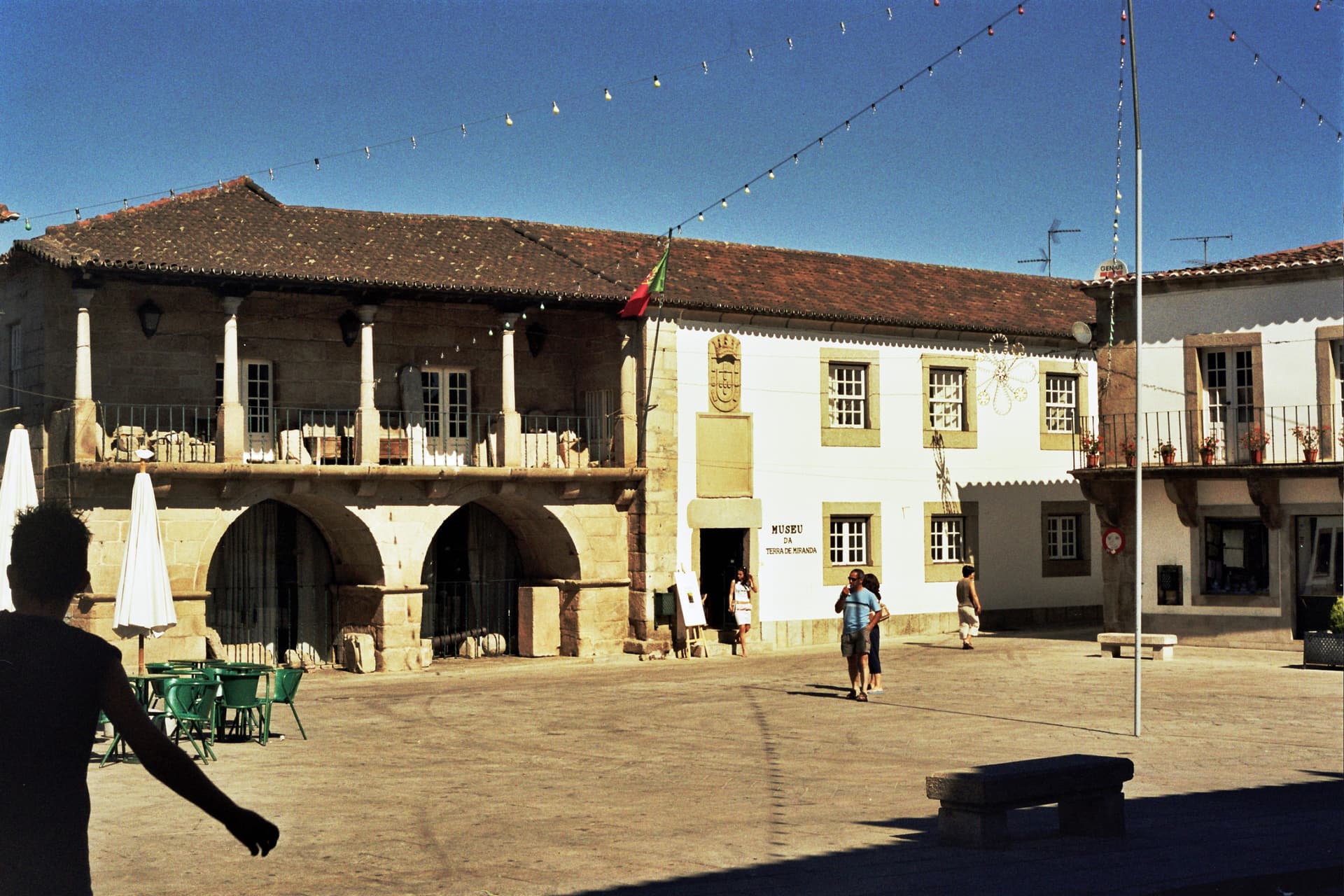 Exterior do Museu da Terra de Miranda em 2010, fotografia de arquivo anterior às obras de requalificação.