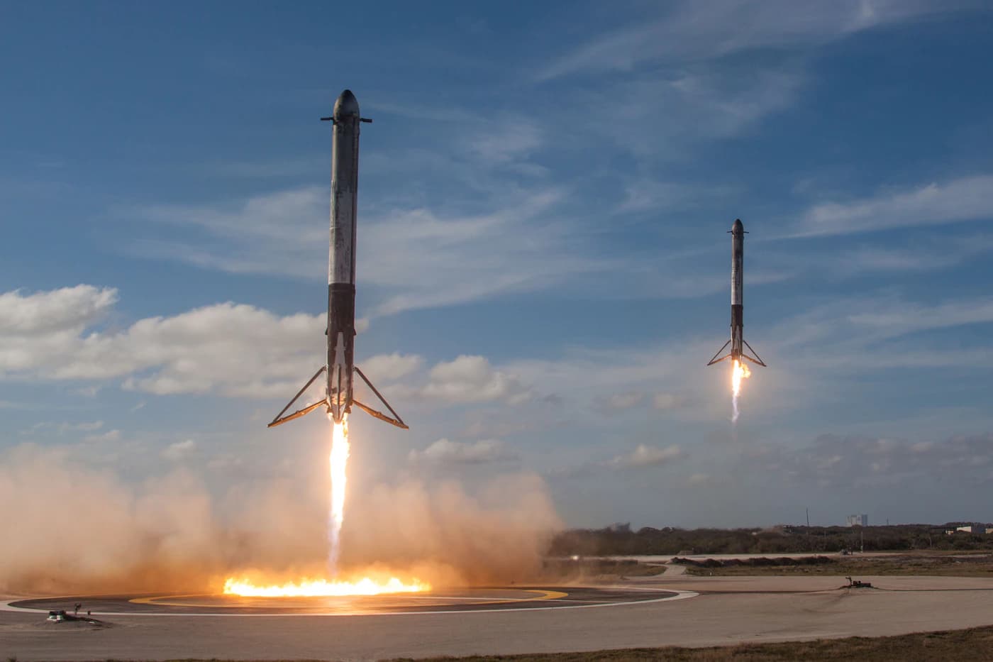 Foguetão numa plataforma de lançamento, imagem ilustrativa sobre exploração espacial.