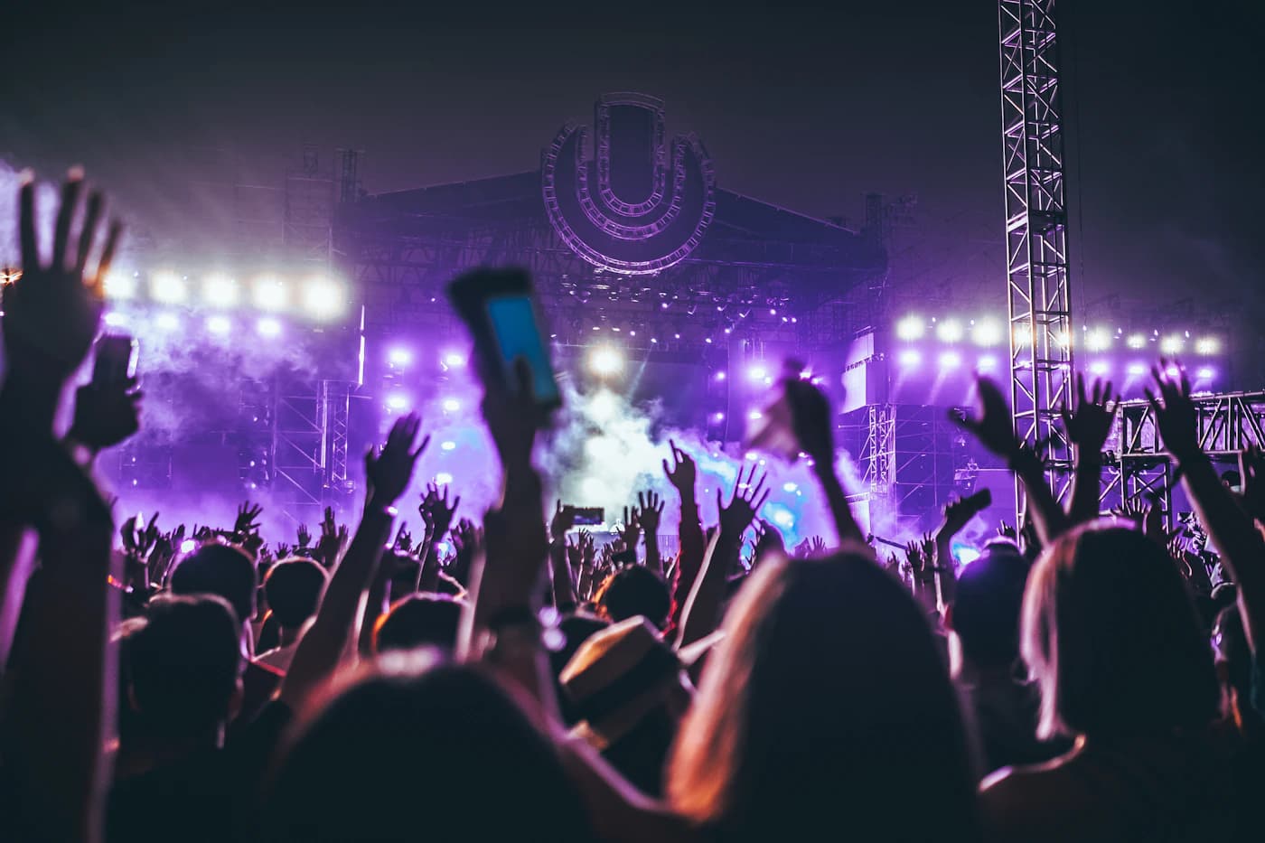 Palco de concerto preparado para uma atuação.