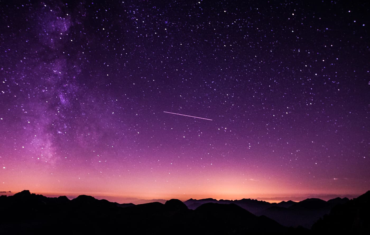 Céu noturno com estrelas, imagem ilustrativa sobre clima espacial e atmosfera.