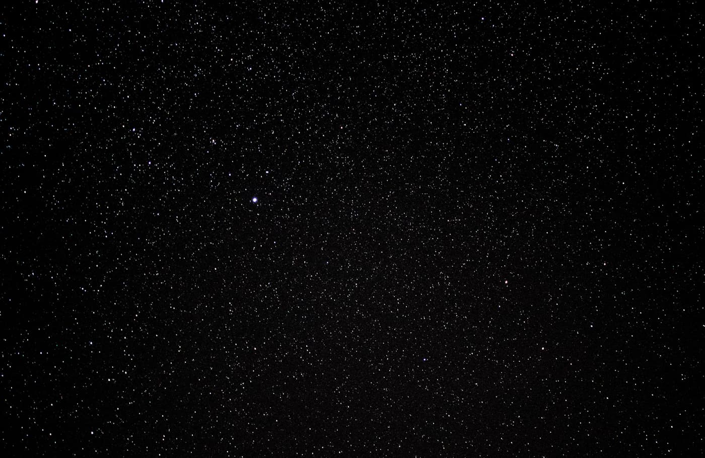 Imagem editorial de um telescópio espacial e do universo.