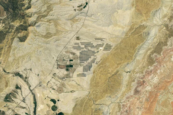 Imagem oficial da NASA relacionada com nasa destaca projeto de um milhão de painéis em nova observação da terra.