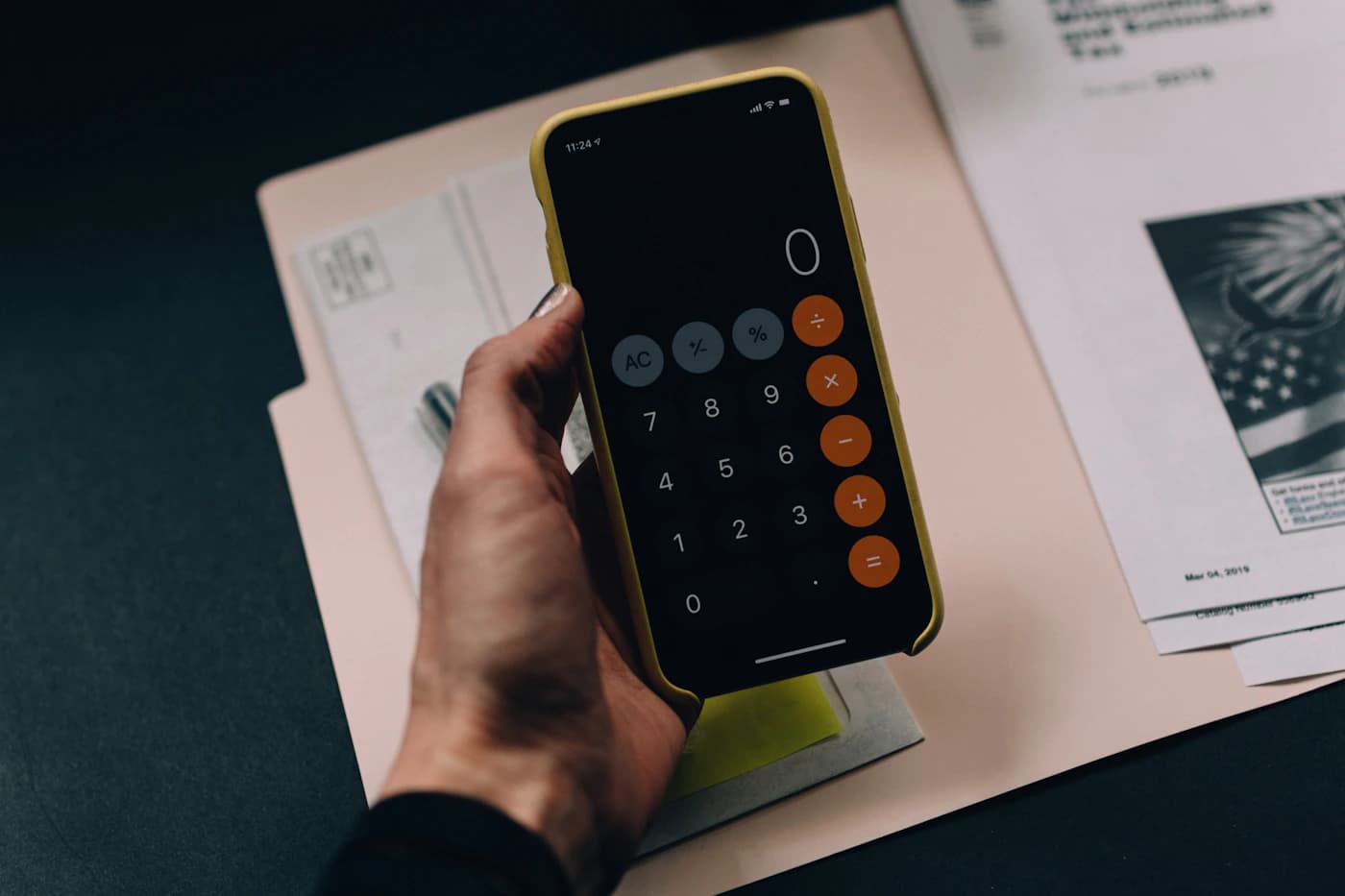Documentos e calculadora numa mesa, imagem contextual para apoios sociais.