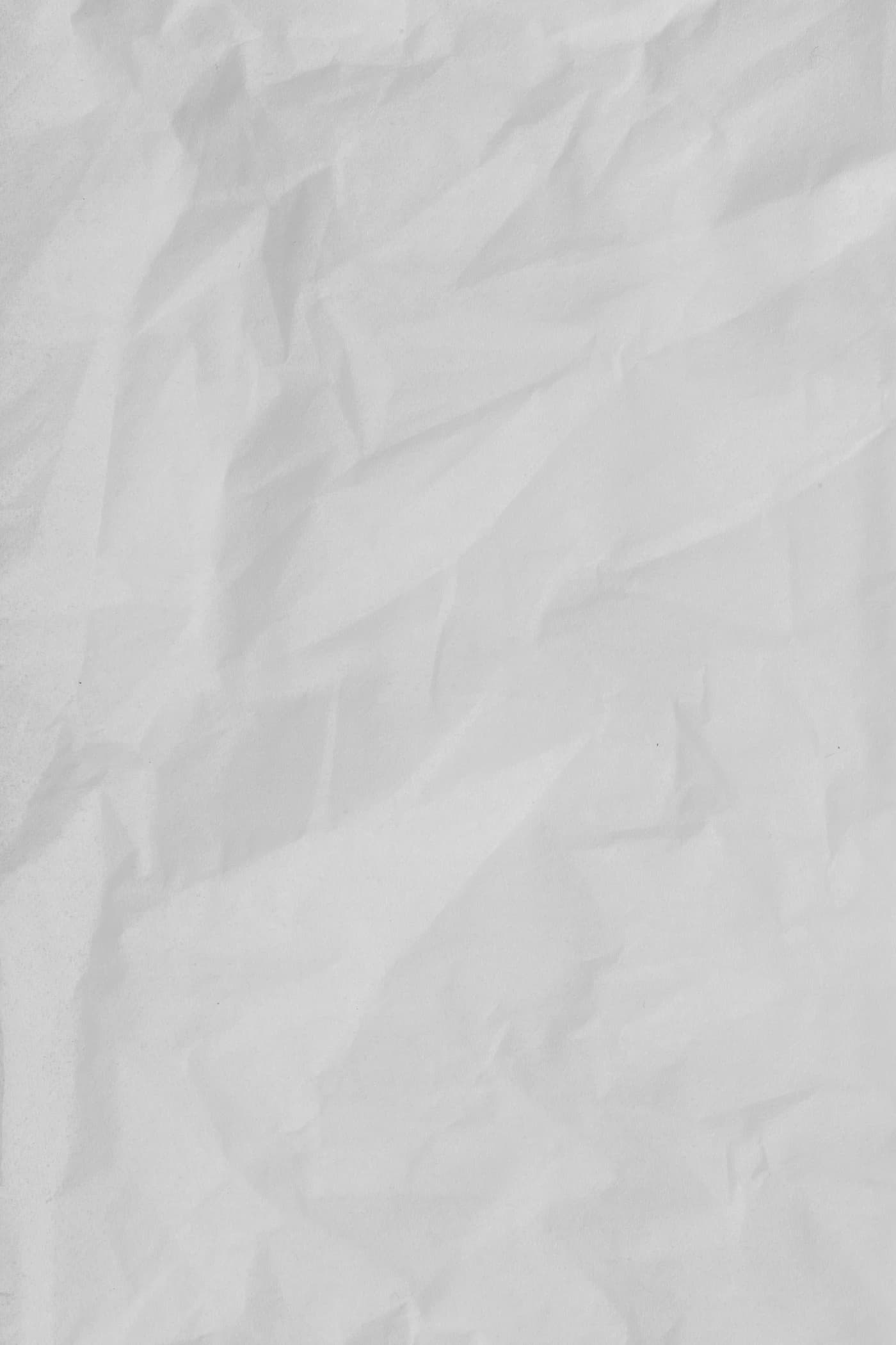 Embalagens de papel e cartão organizadas num espaço de trabalho, imagem contextual sobre as novas regras europeias.
