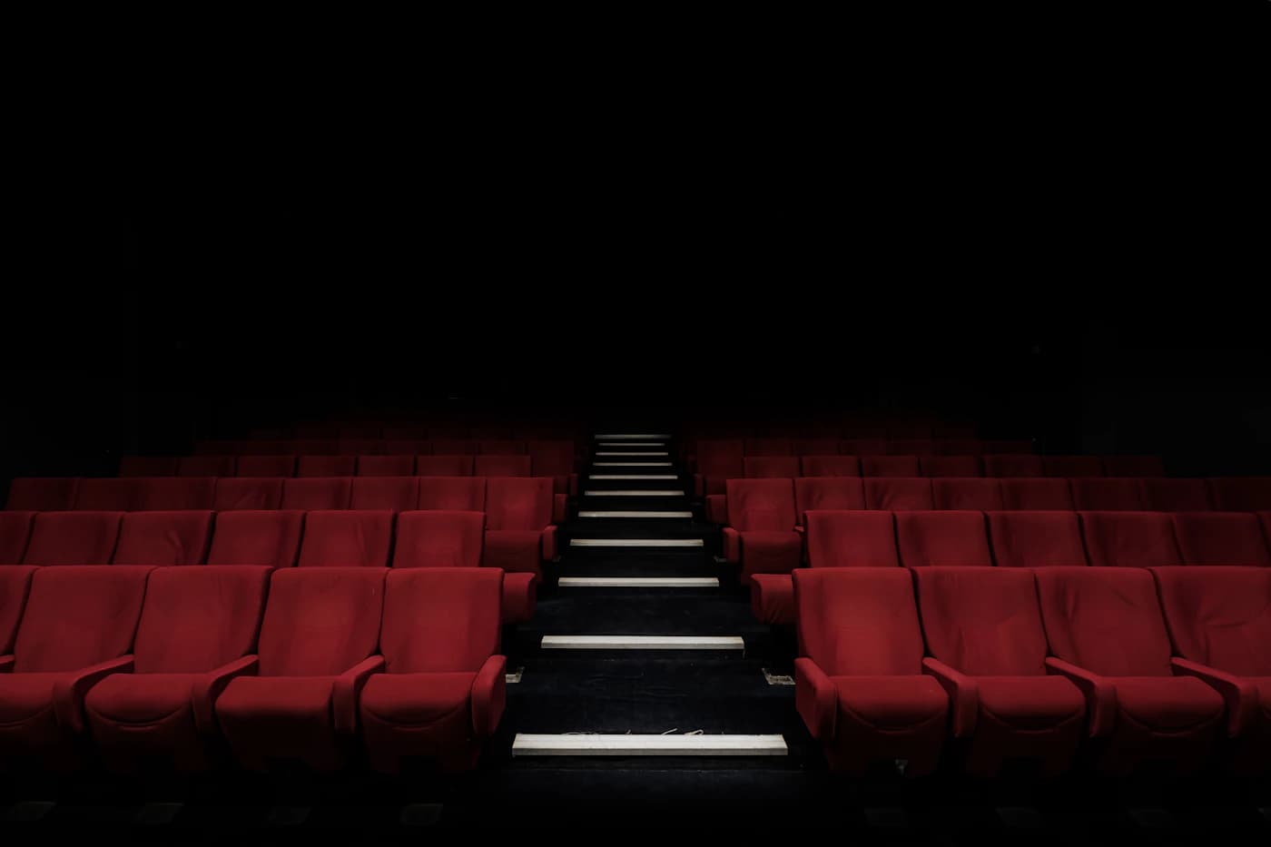 Sala de cinema vista de frente, imagem ilustrativa sobre a estreia de um filme.