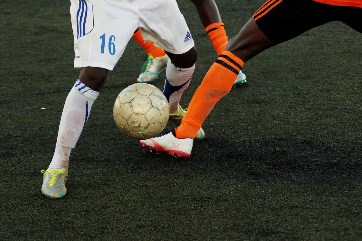 Bola de futebol numa relva de estádio, imagem contextual para o empate na Amadora.