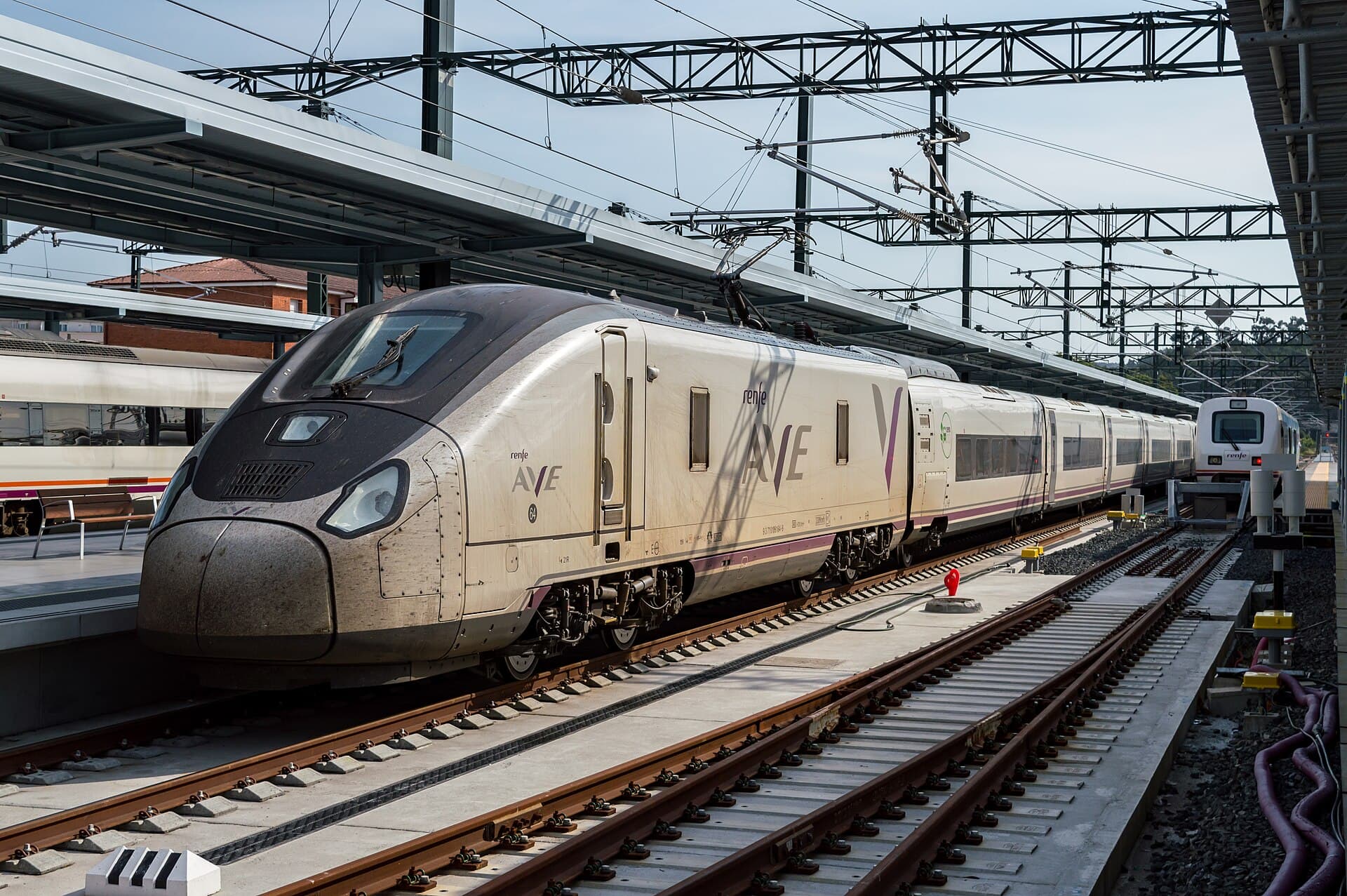 Comboio Talgo Avril da Renfe na Corunha, Espanha, em 2025; imagem de arquivo, não do concurso da CP.