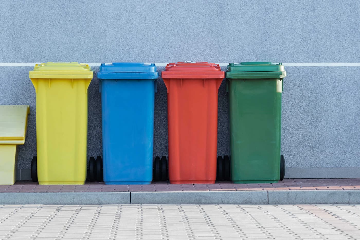 Garrafas de plastico separadas para reciclagem, imagem contextual sobre sistema de deposito.