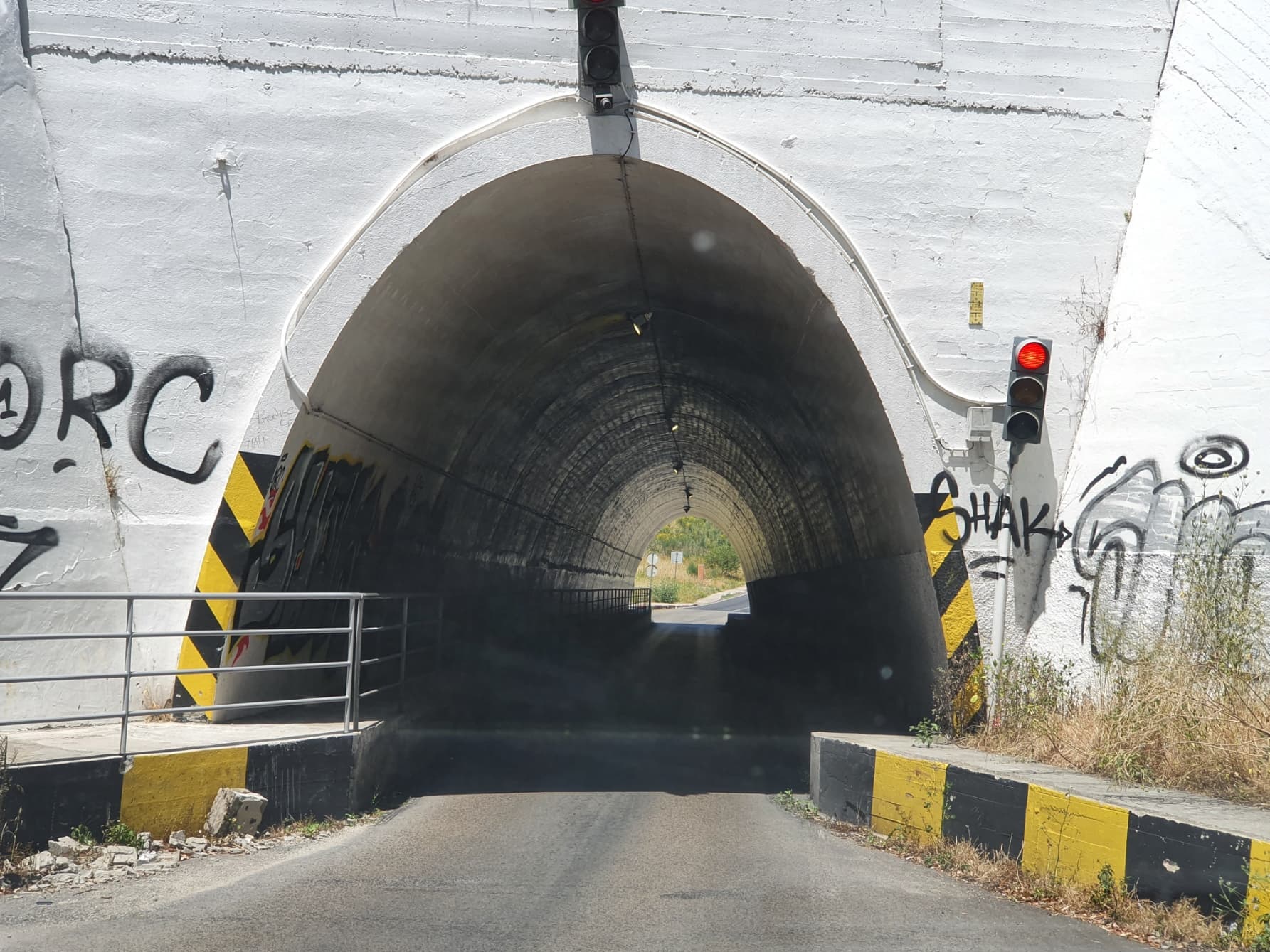 Entrada de túnel rodoviário numa autoestrada portuguesa com trânsito ligeiro