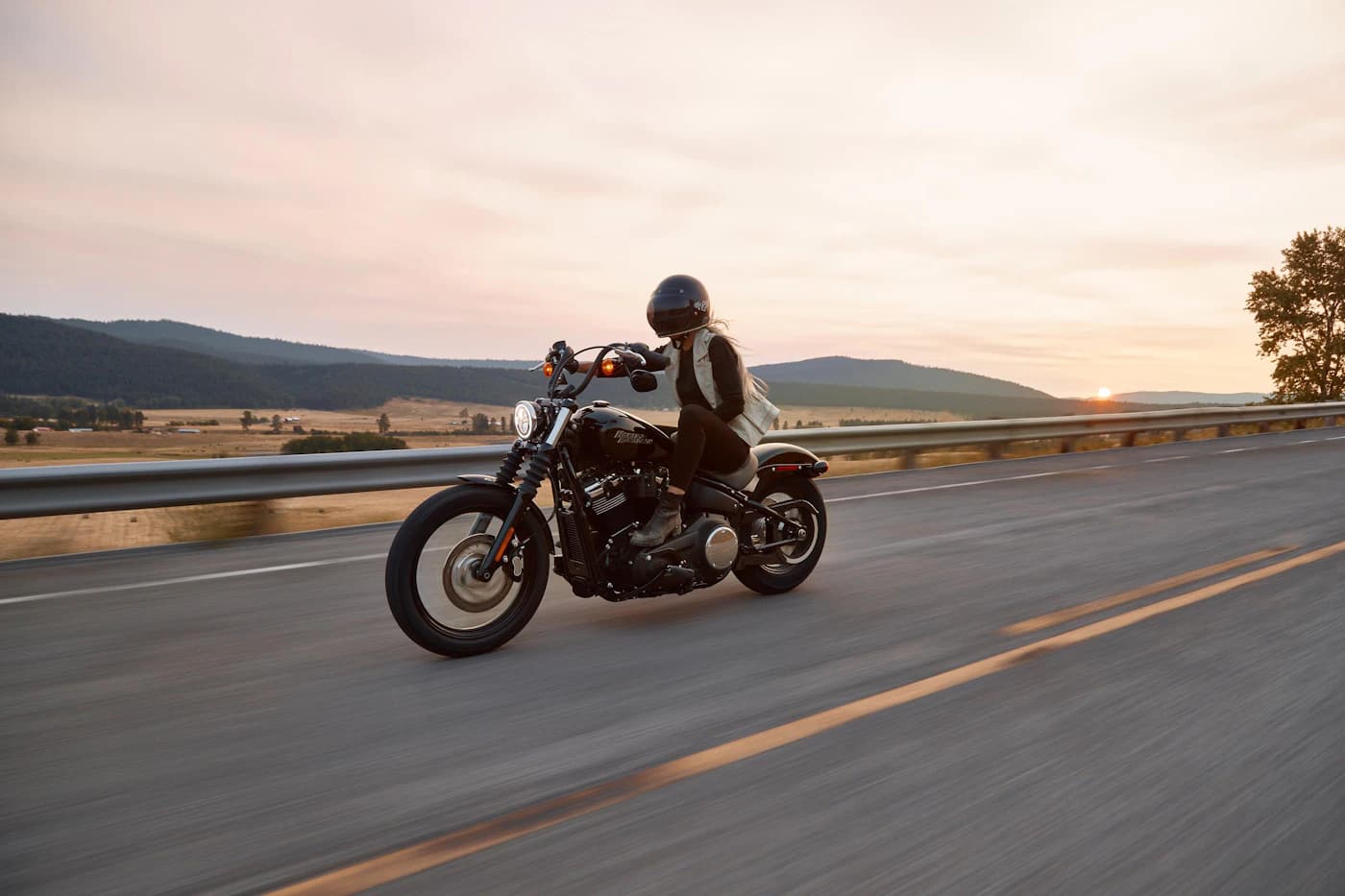 Motociclo desportivo estacionado num ambiente de competição