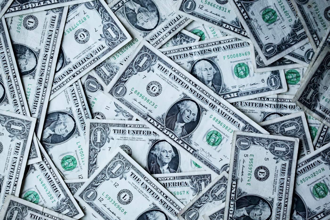 Edifícios de escritórios numa cidade, imagem contextual sobre economia e finanças públicas.