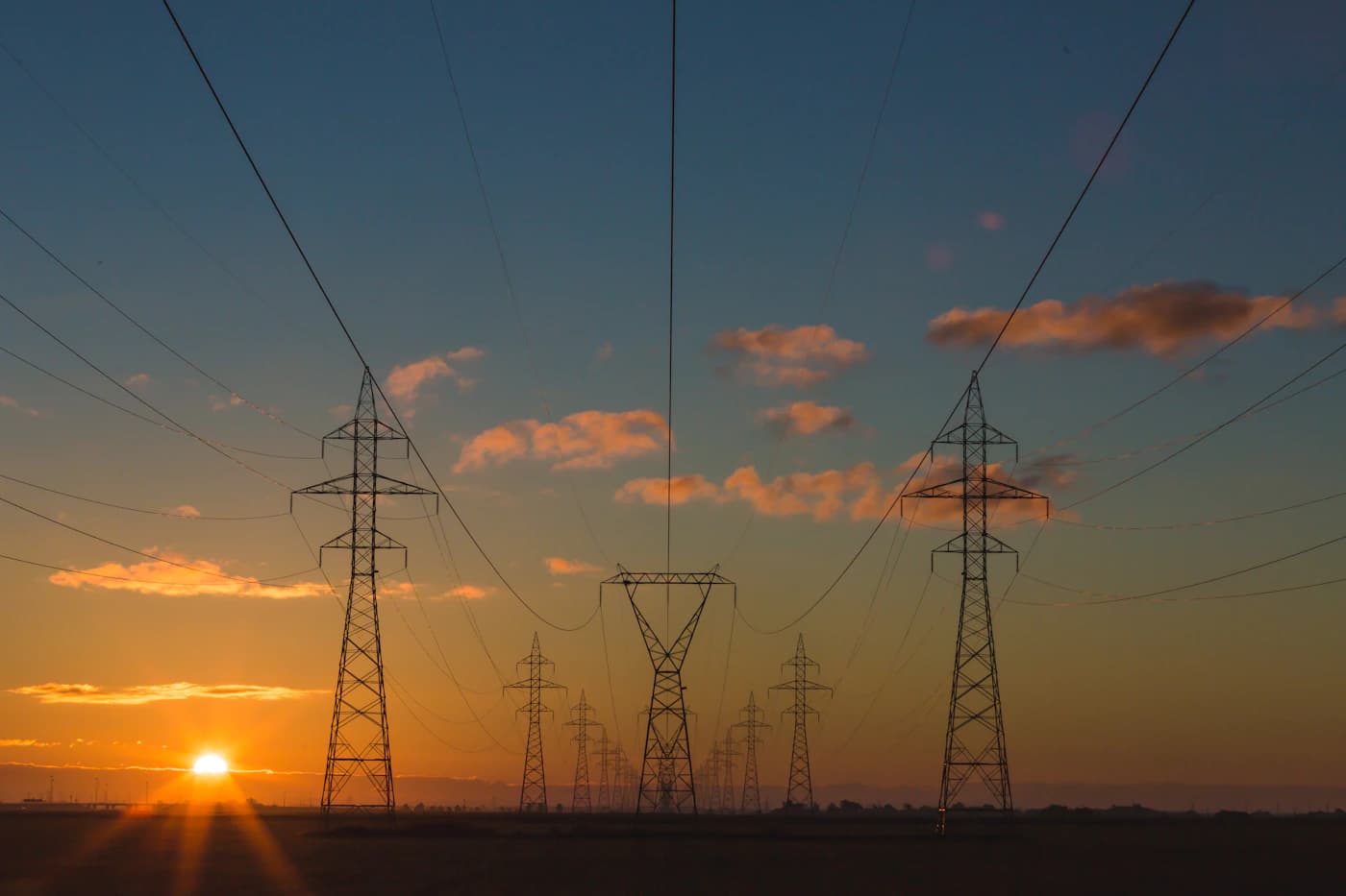Painéis solares e estruturas energéticas, imagem ilustrativa sobre armazenamento de energia.