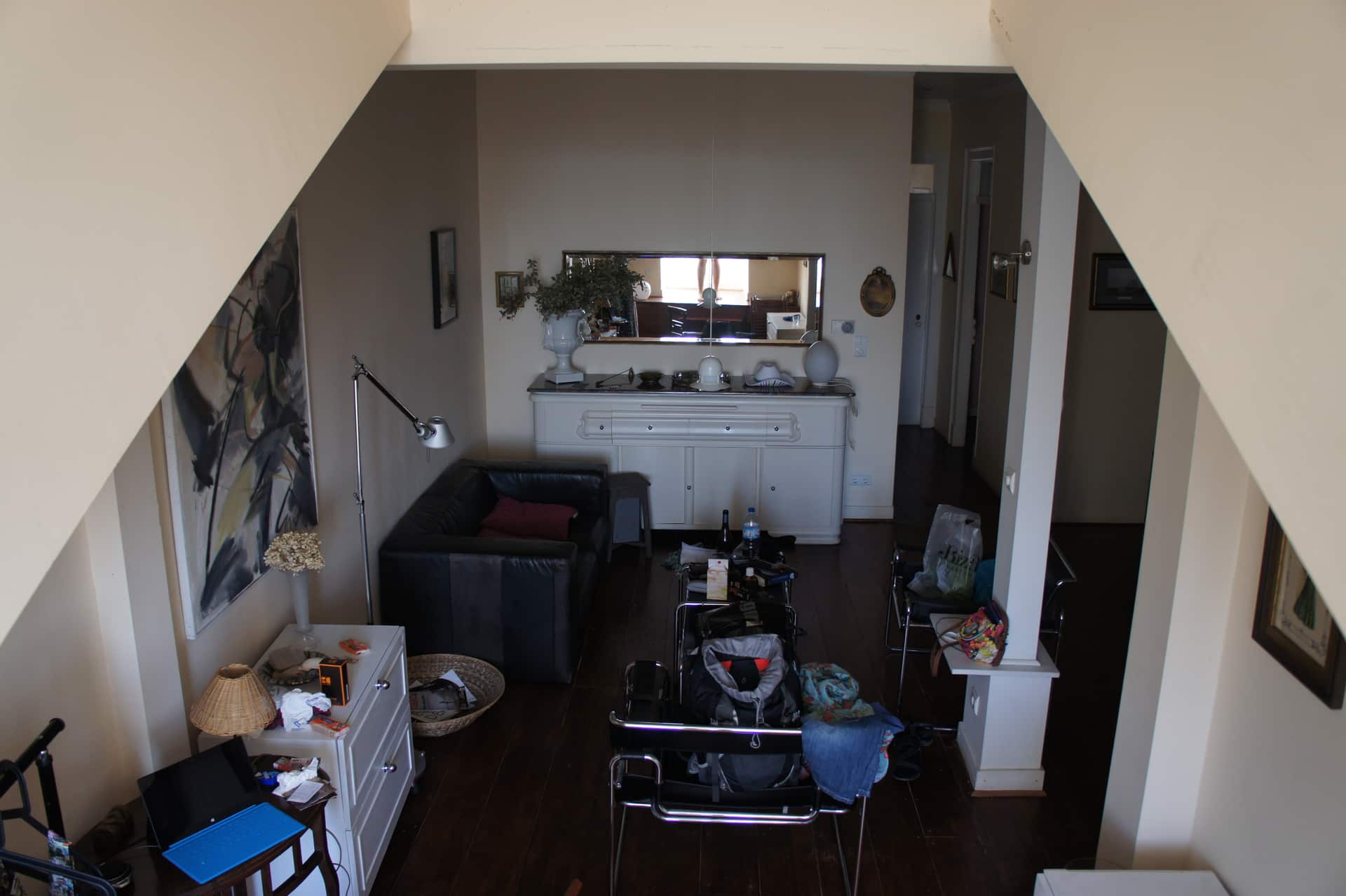 Fachada de prédio habitacional em Lisboa vista a partir da rua