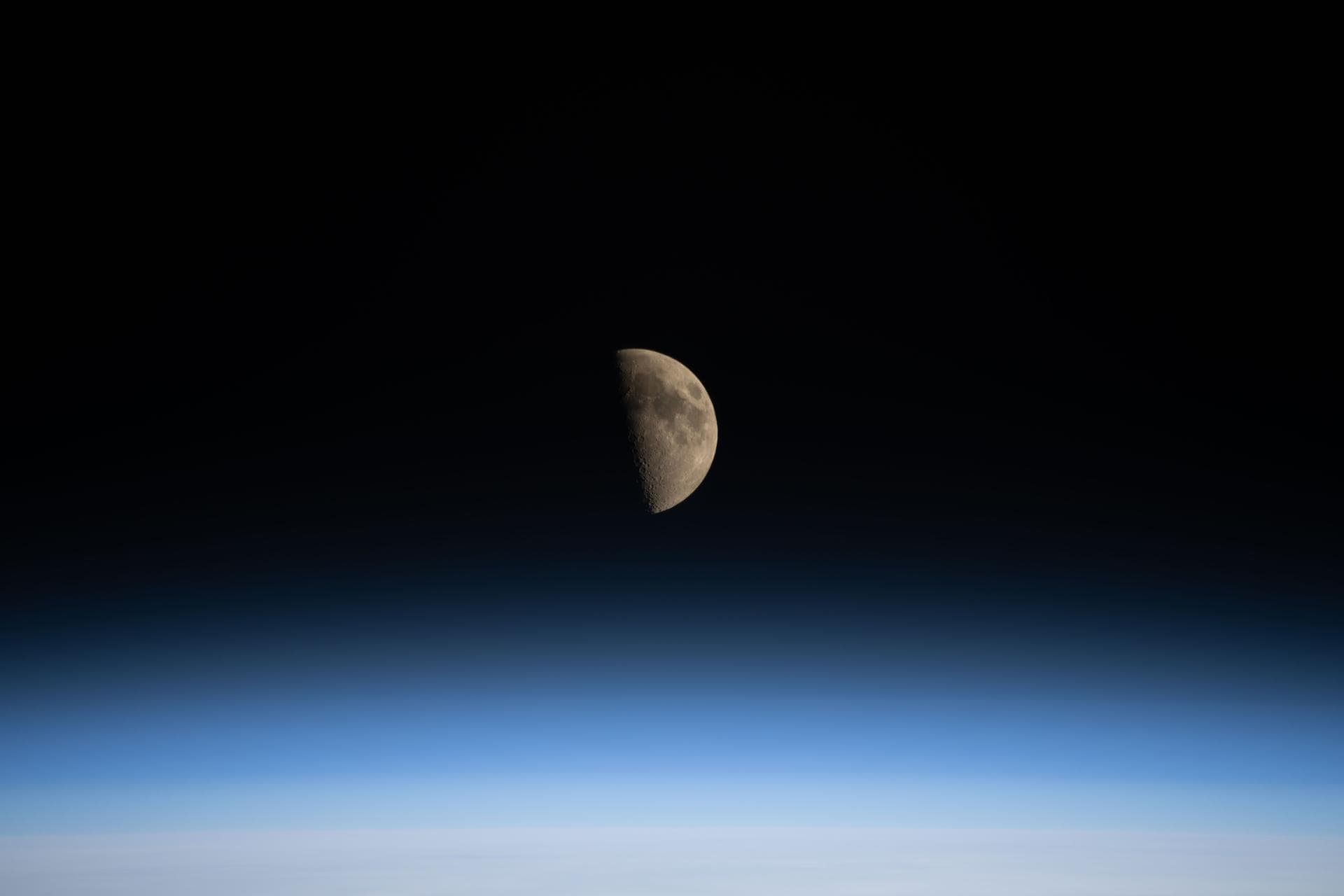 Vista orbital do Golfo Pérsico e do Estreito de Ormuz captada a partir da Estação Espacial Internacional.