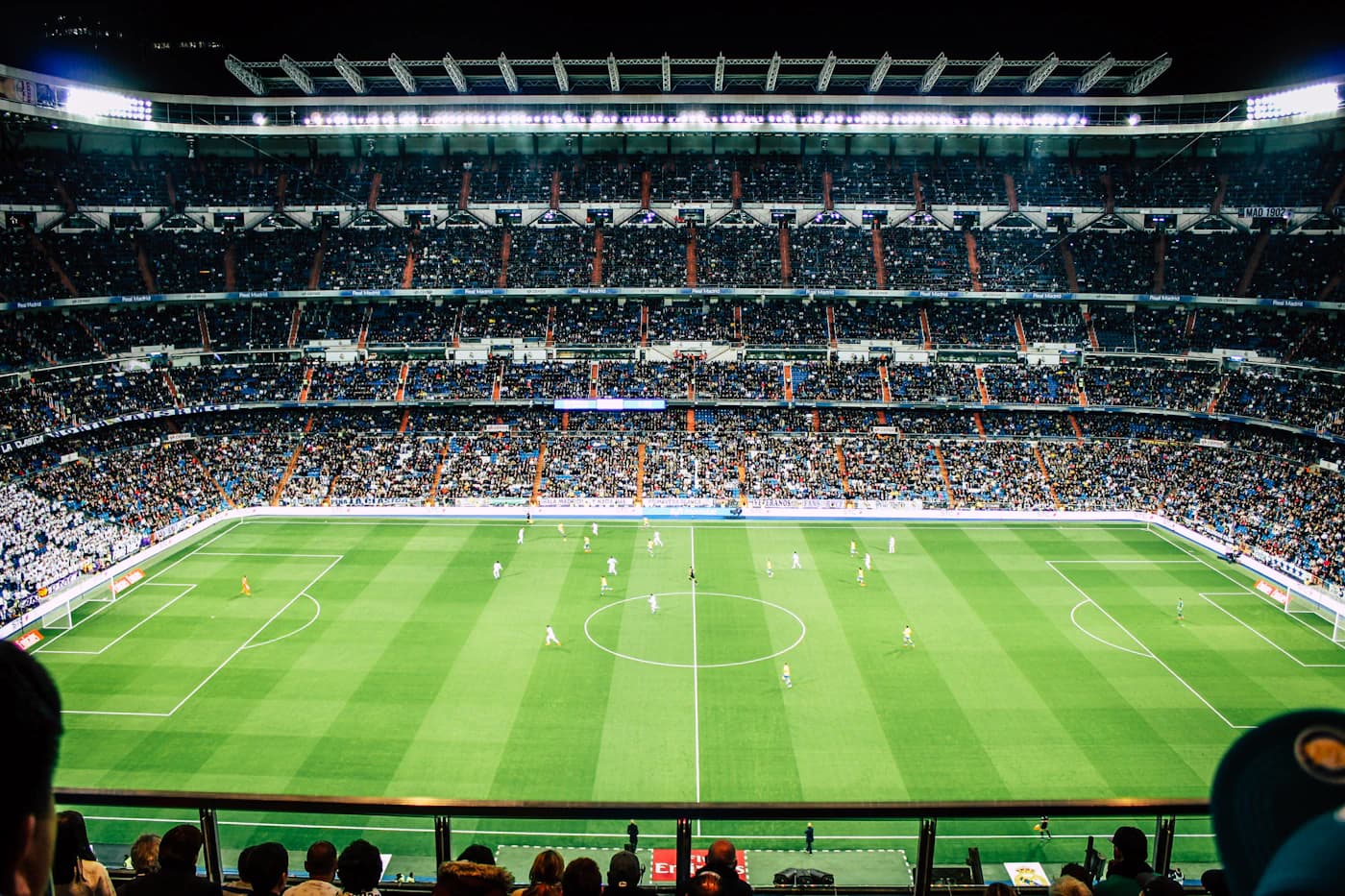 Estádio de futebol visto a partir da bancada, imagem ilustrativa sobre a contratação de um jogador.