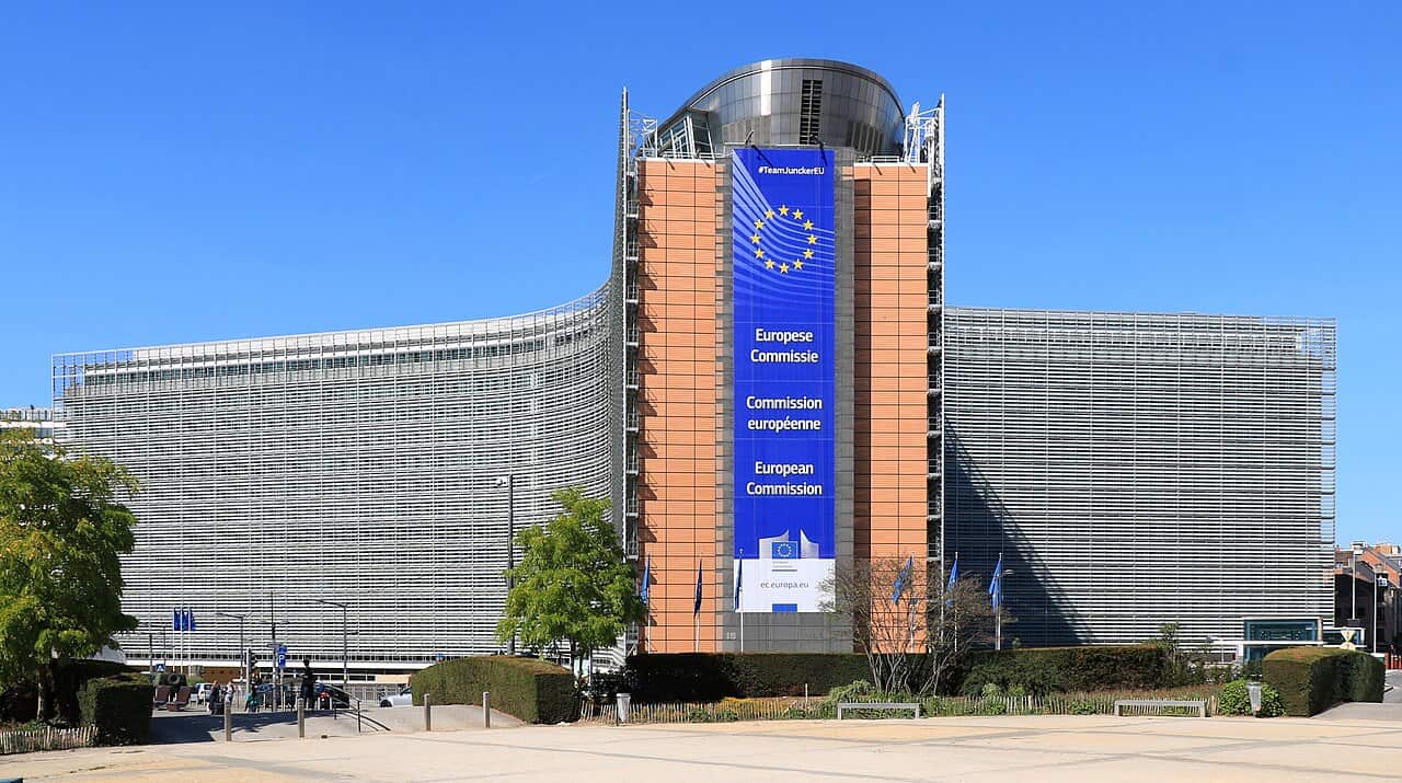 Imagem contextual original e licenciada para ilustrar Lei europeia da IA entra na fase que as empresas já não podem ignorar