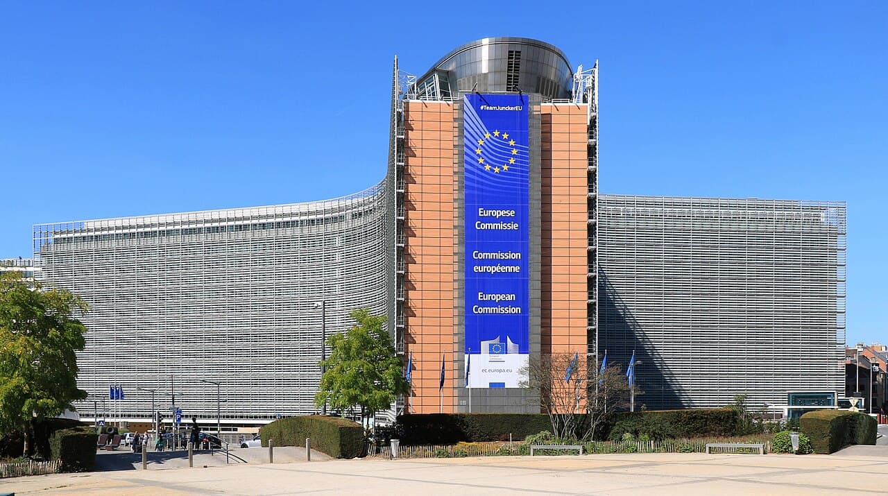 Imagem contextual original e licenciada para ilustrar Lei europeia da IA entra na fase que as empresas já não podem ignorar