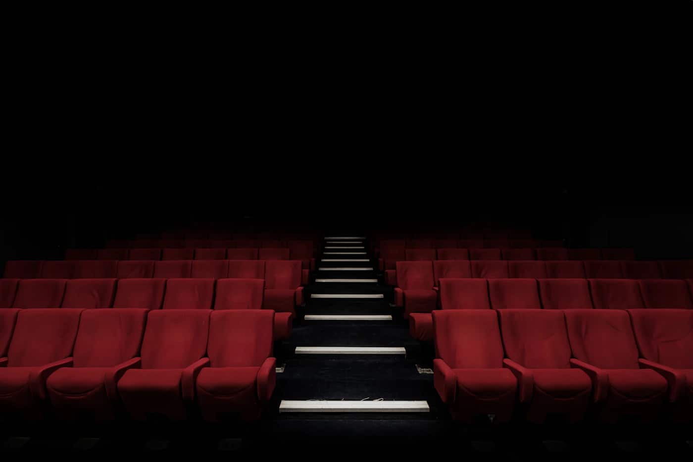 Sala de cinema preparada para uma sessão, imagem contextual sobre o Festival de Locarno.