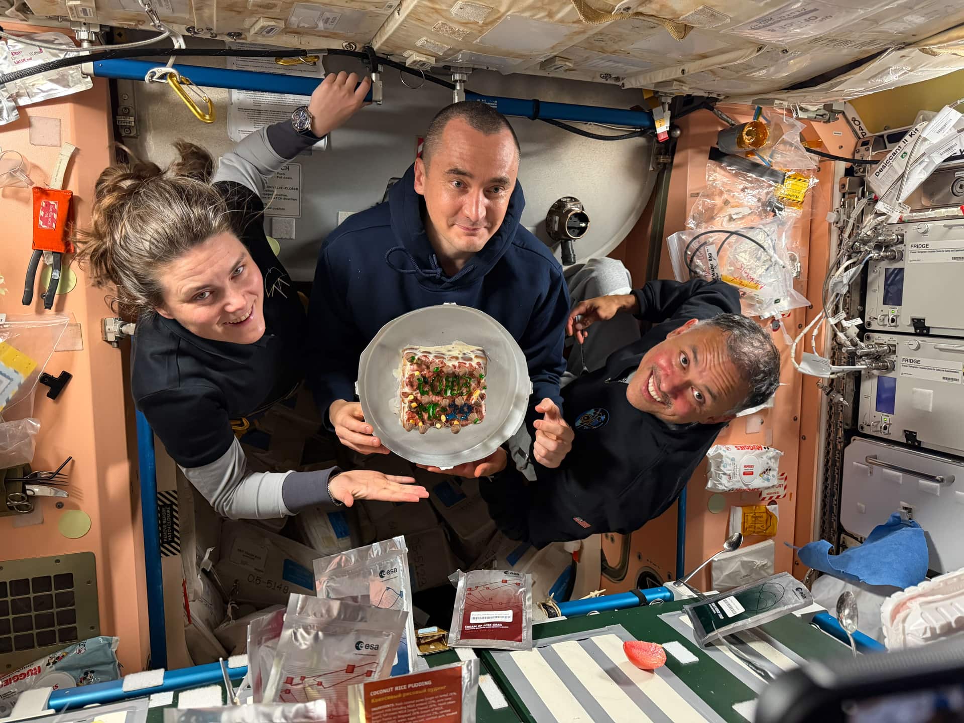 Imagem oficial da NASA relacionada com novos tripulantes são recebidos na estação espacial internacional.