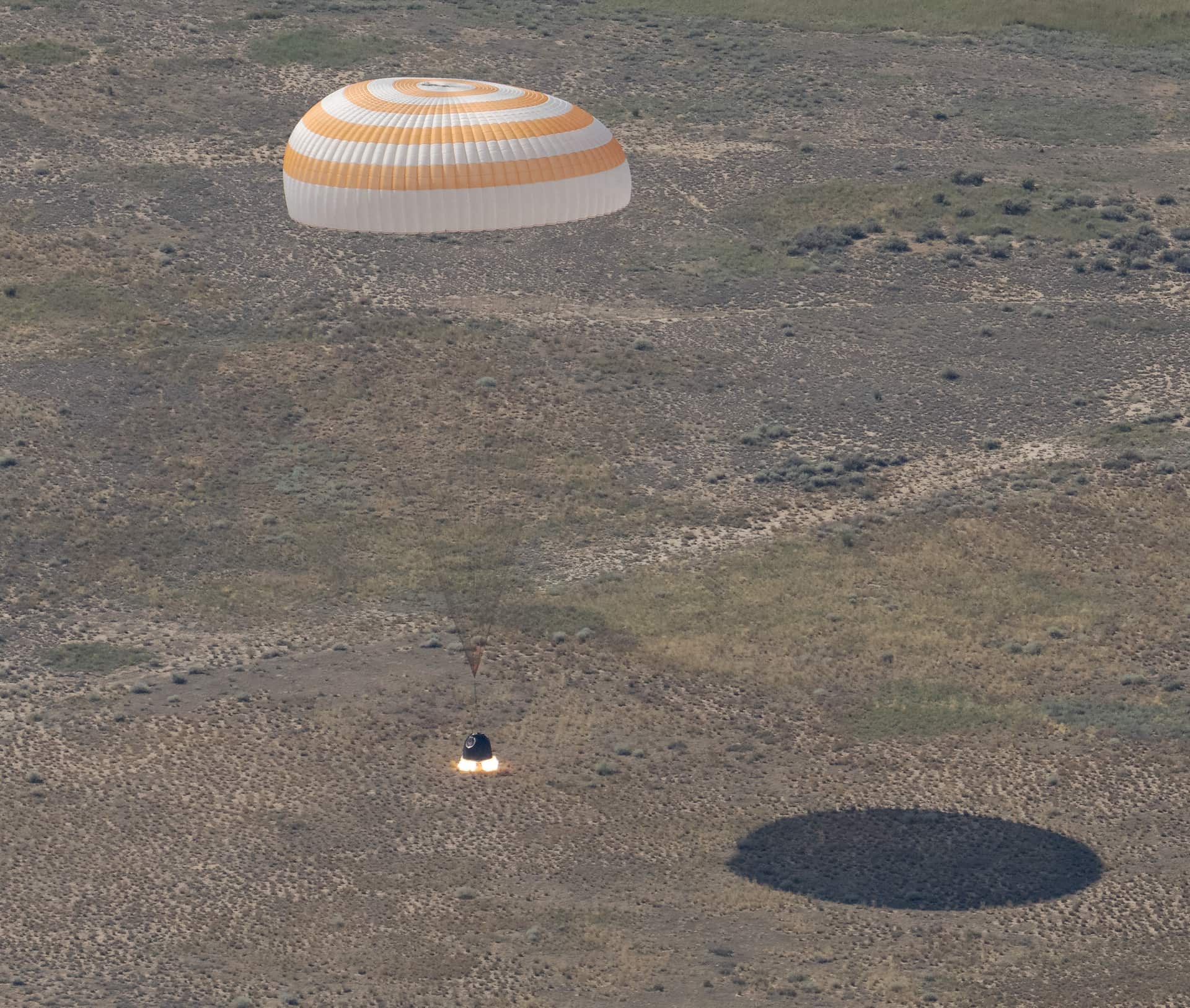 Imagem oficial da NASA relacionada com chris williams regressa da estação espacial após missão de oito meses.