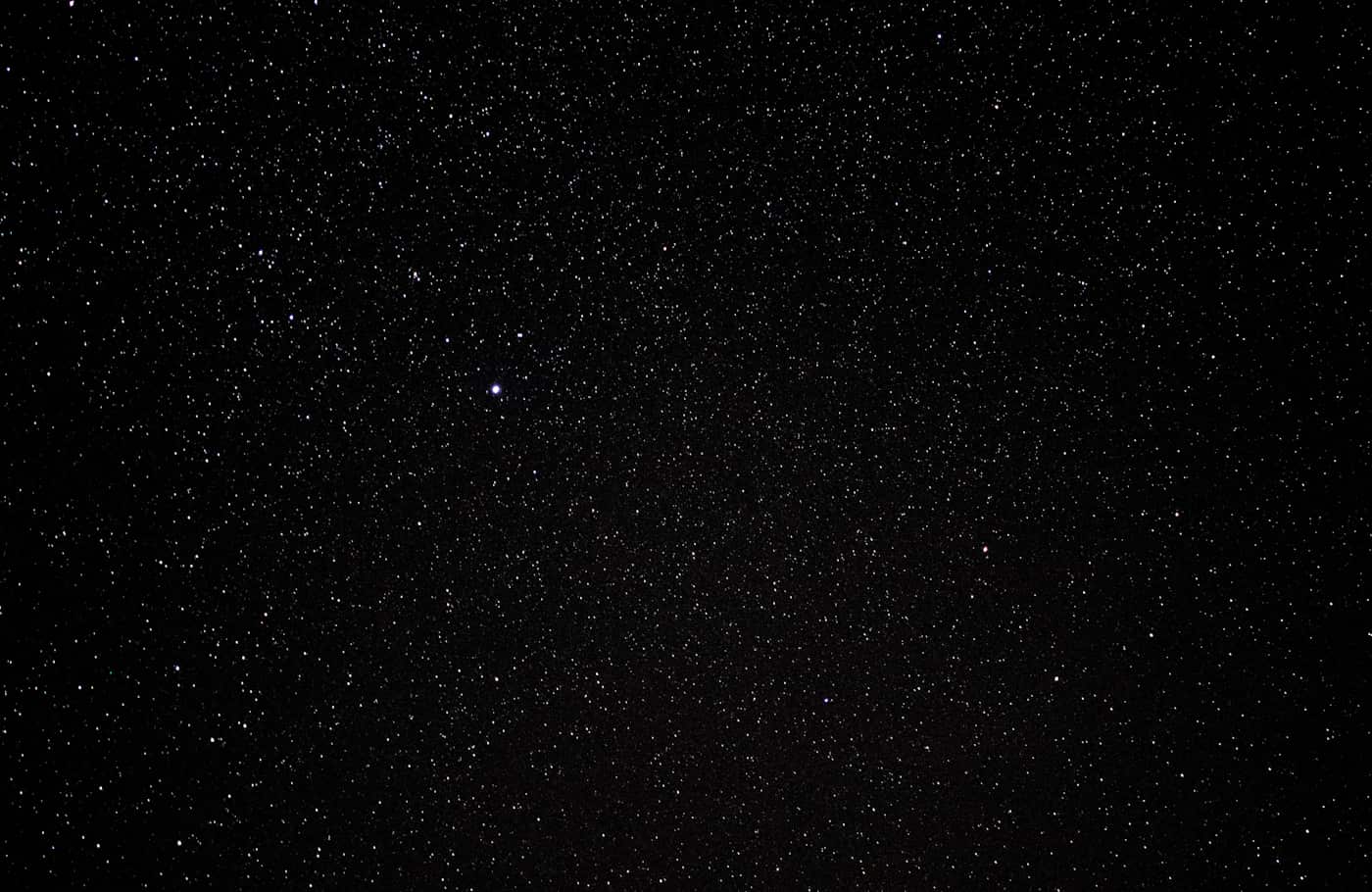 Via Láctea no céu noturno, imagem ilustrativa para notícia sobre o telescópio Roman.