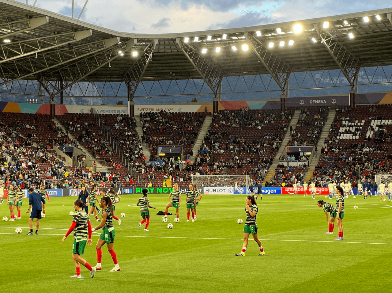Jogadoras da seleção portuguesa em ação frente à Itália no Euro 2025, em Genebra; fotografia de arquivo.