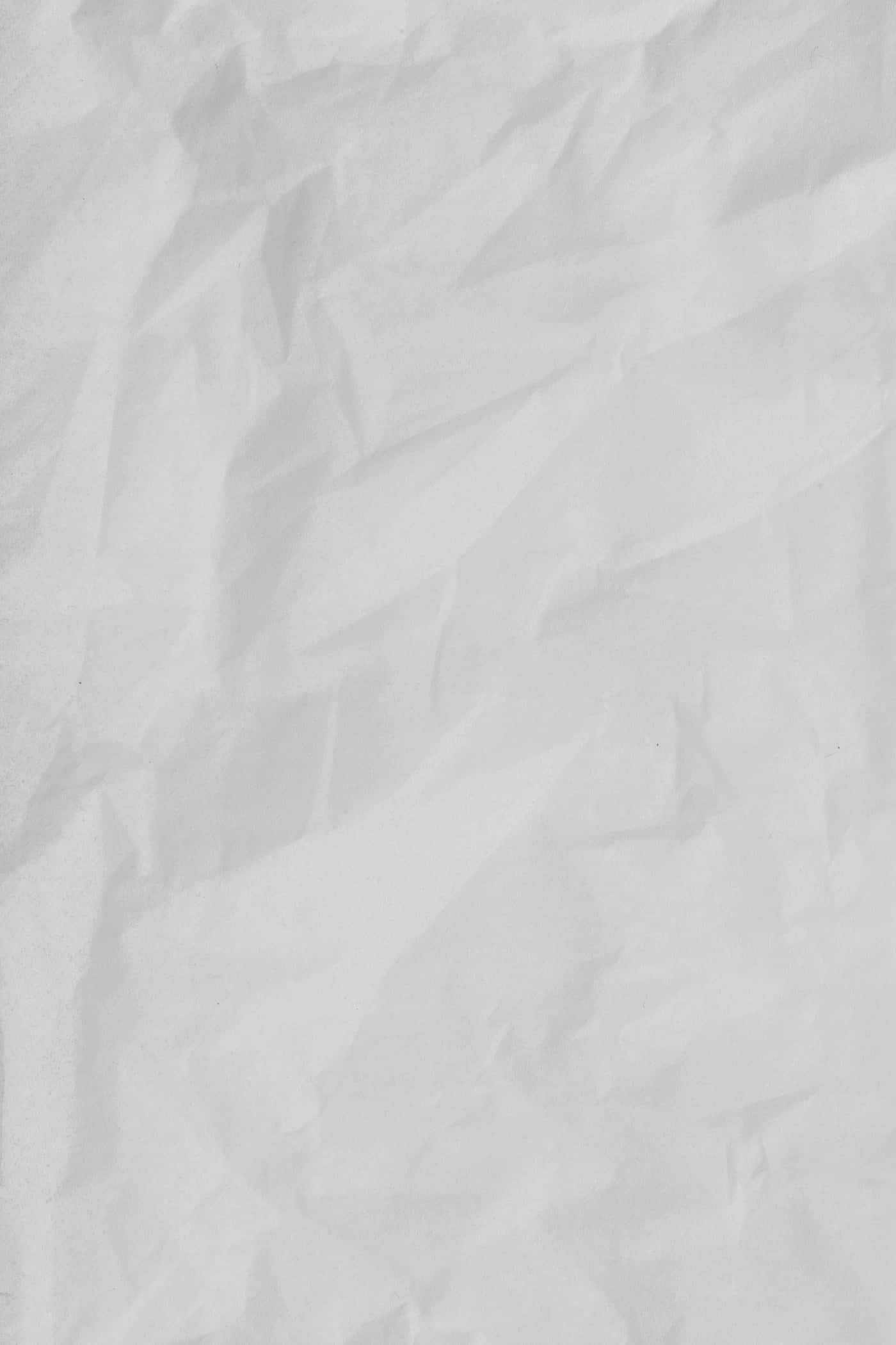 Embalagens de papel e cartão organizadas num espaço de trabalho, imagem contextual sobre as novas regras europeias.