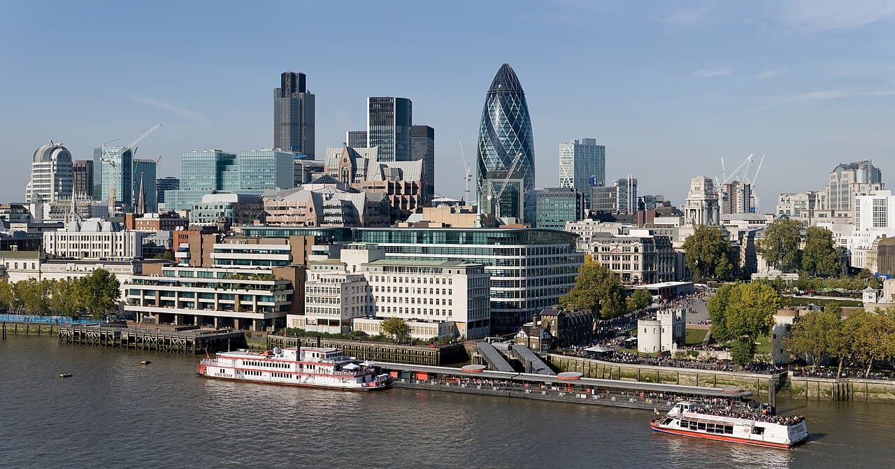 Vista do skyline da City de Londres a partir da zona ribeirinha.
