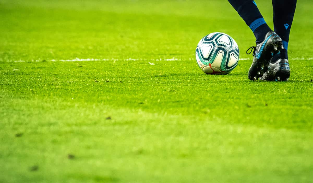 Campo de futebol preparado para um jogo internacional, imagem contextual de desporto