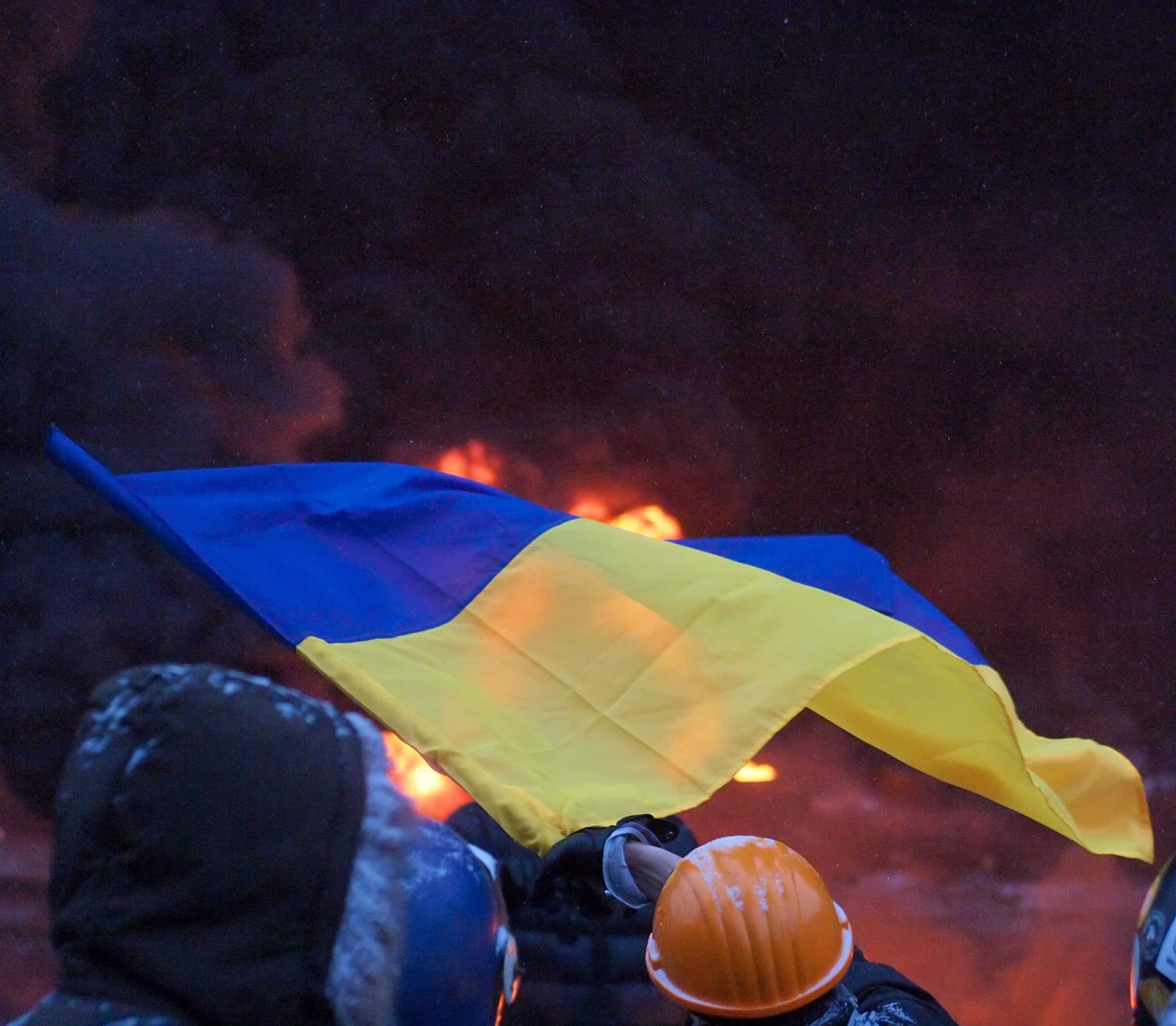 Manifestantes reunidos em Kiev durante um protesto numa avenida urbana