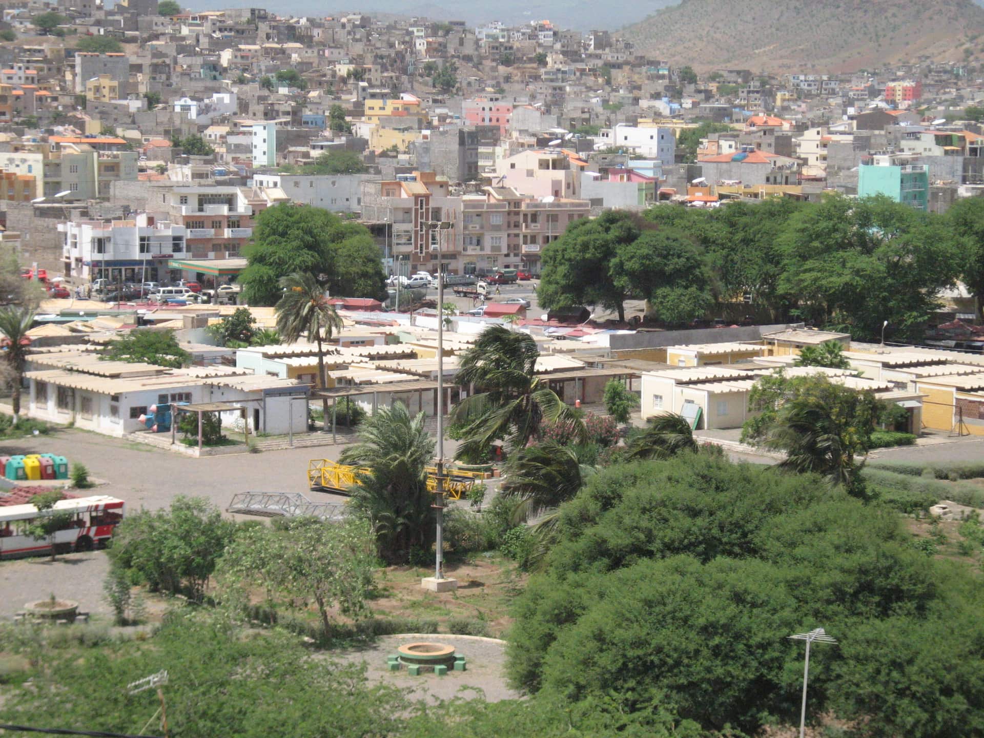 Vista urbana da cidade da Praia em Cabo Verde sob luz diurna