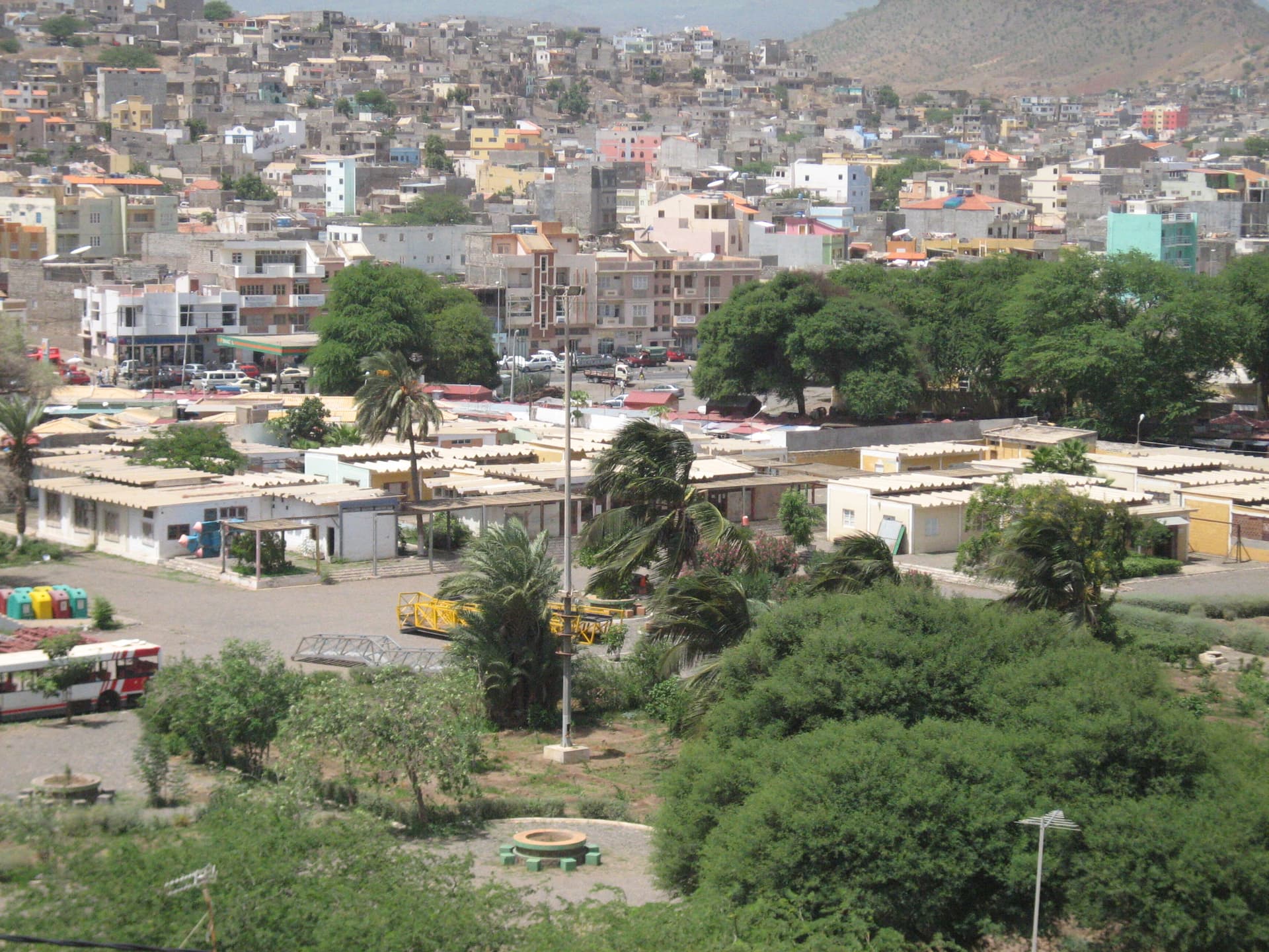 Vista urbana da cidade da Praia em Cabo Verde sob luz diurna