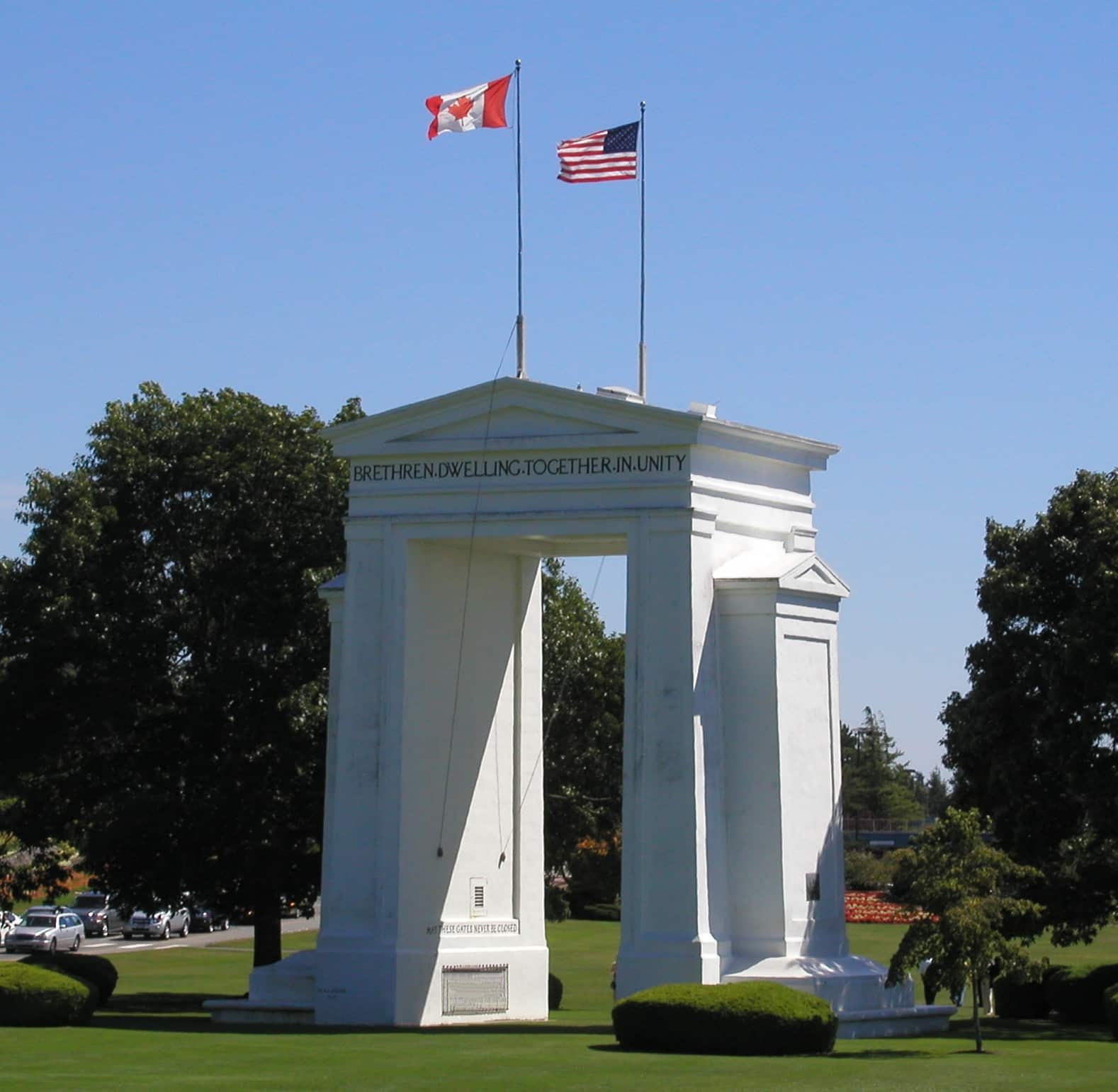 Arco na fronteira entre os Estados Unidos e o Canadá durante o dia