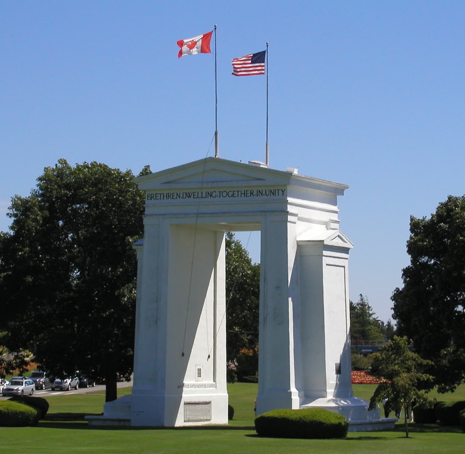Arco na fronteira entre os Estados Unidos e o Canadá durante o dia