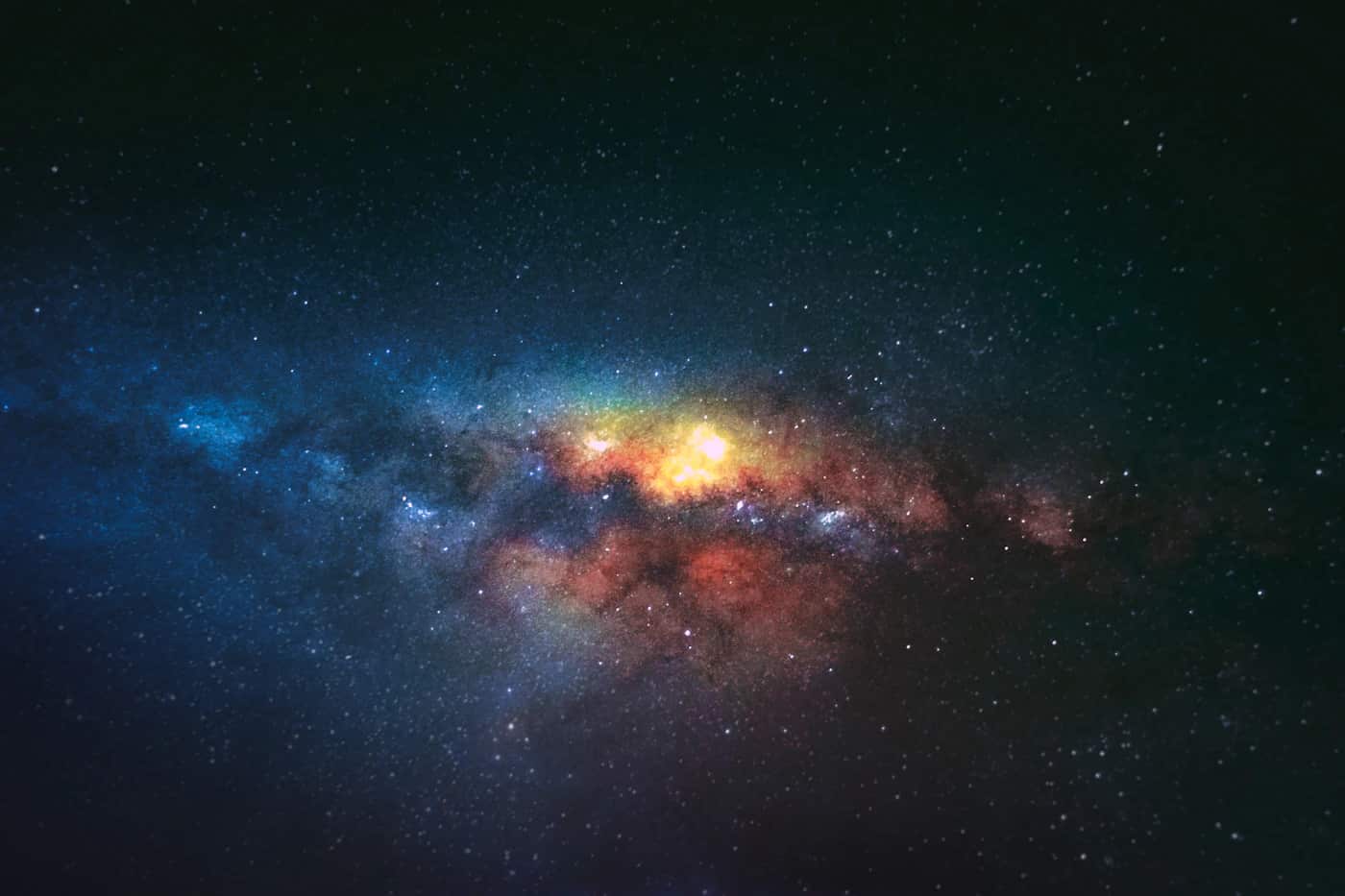 Imagem editorial de estrelas e nebulosas no espaço profundo.